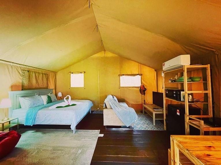 Rembulan Escape - Beachfront Safari Tent Kampung Penarik Luaran gambar